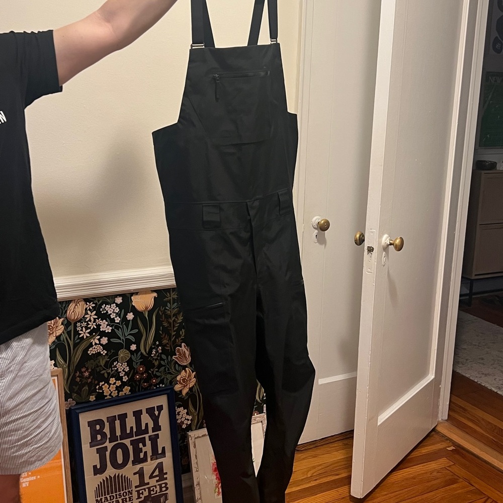 Men’s black Arc’teryx sabre ski bib